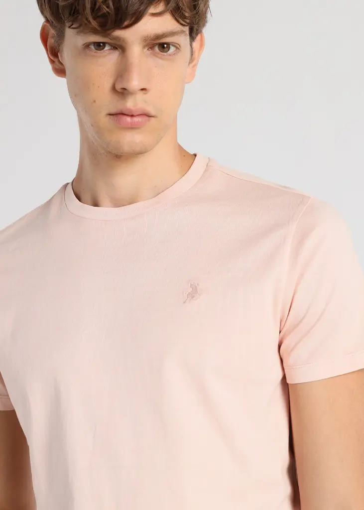 camiseta-basica-manga-corta-con-el-logo-bordado-en-el-pecho-winston-riley-rosa (1).webp