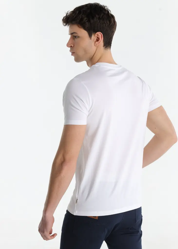 camiseta-basica-manga-corta-con-el-logo-bordado-en-el-pecho-blanca (2).webp