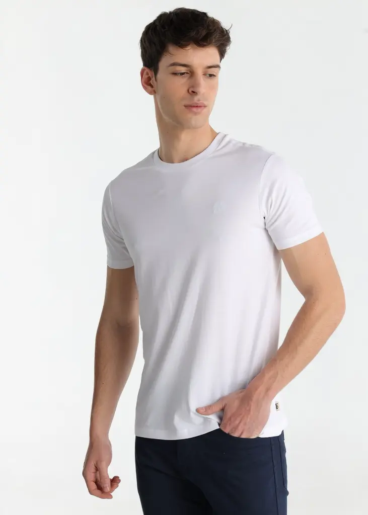 camiseta-basica-manga-corta-con-el-logo-bordado-en-el-pecho-blanca.webp