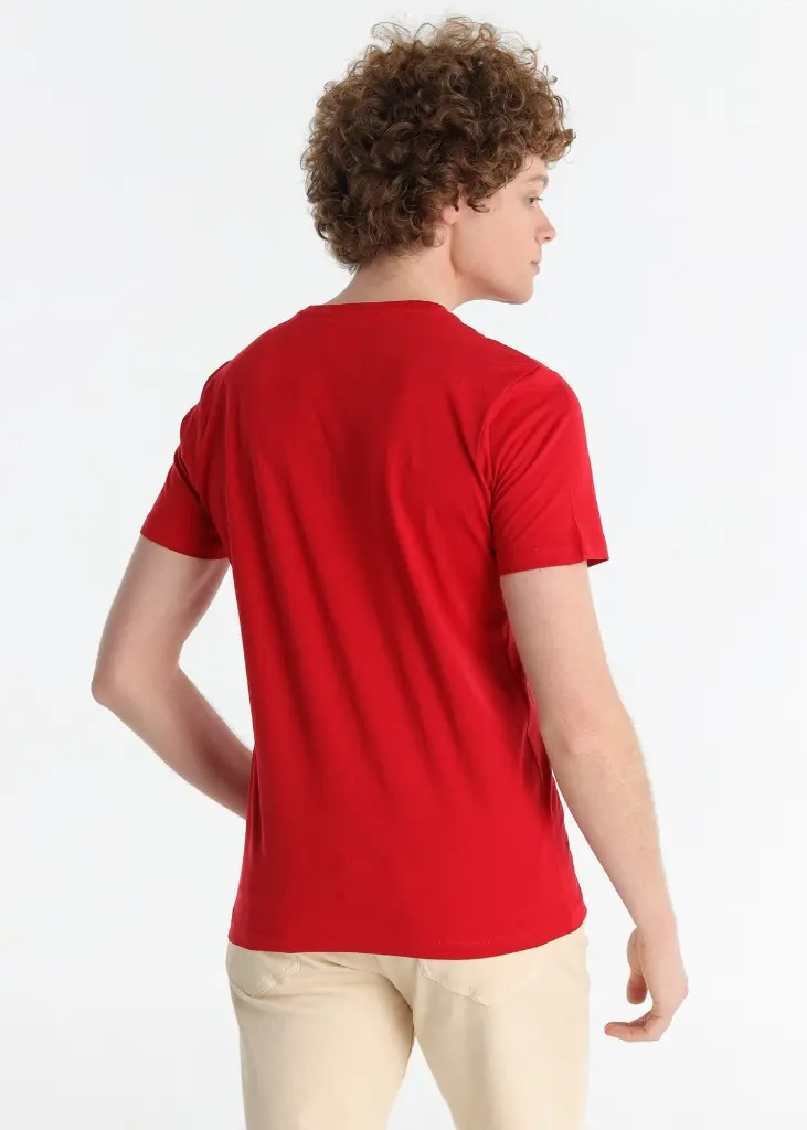 camiseta-basica-cuello-caja-de-manga-corta-con-el-logo-bordado-en-el-pecho-galet-biff-roja (3).webp