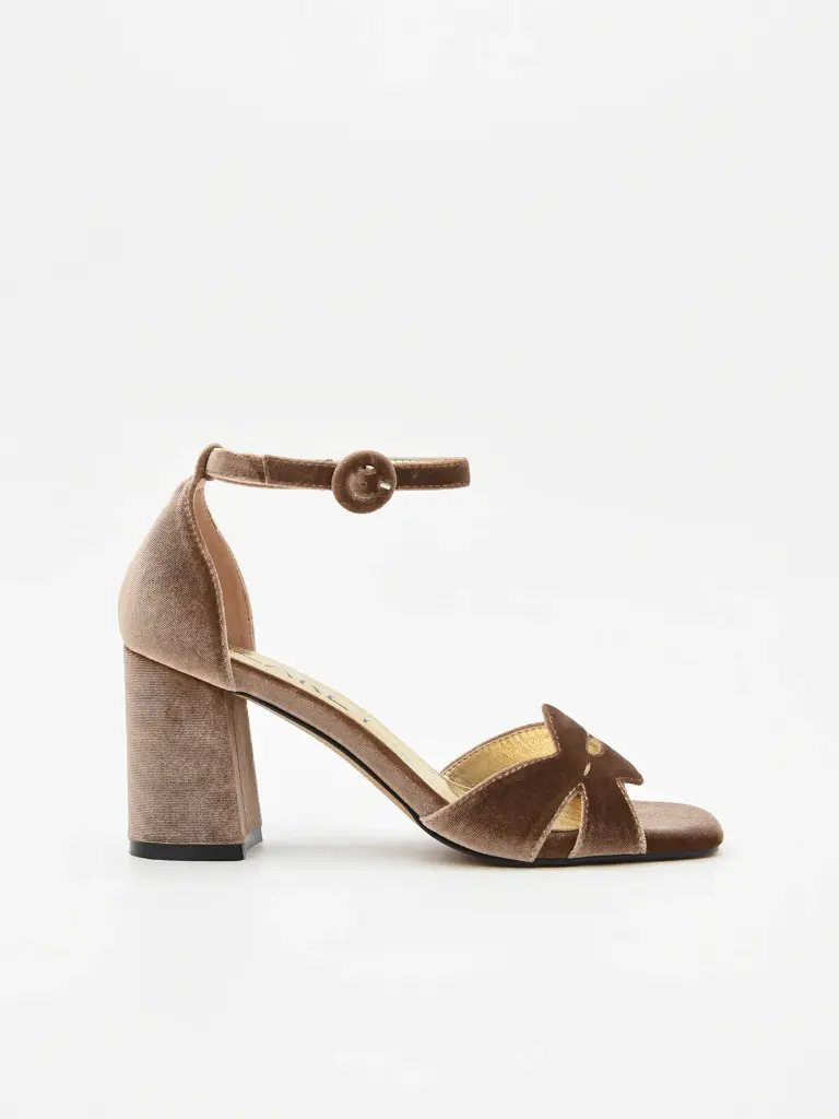 Sandalia_de_terciopelo_taupe_con_tac_n_ancho.webp