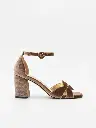 Sandalia_de_terciopelo_taupe_con_tac_n_ancho.webp