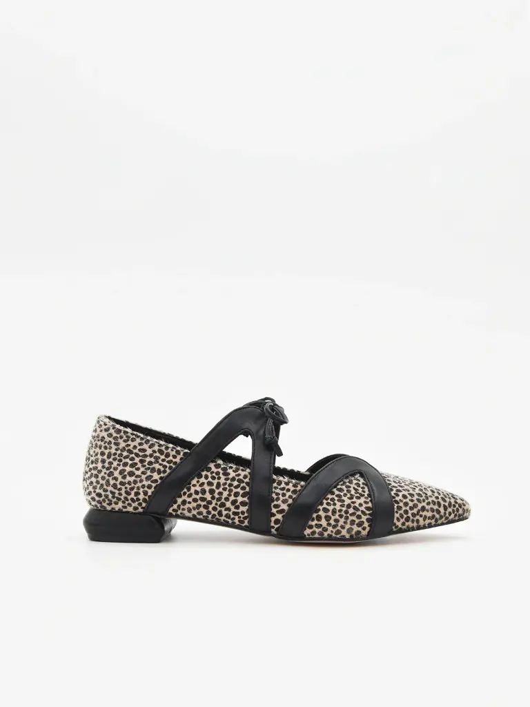 Bailarina_con_estampado_animal_tiras_cruzadas_negras_y_lazo_fino.webp
