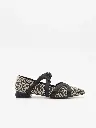 Bailarina_con_estampado_animal_tiras_cruzadas_negras_y_lazo_fino.webp