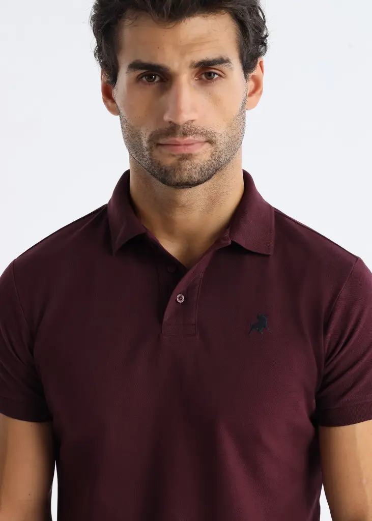 -polo-basico-manga-corta-logo-toro-en-el-pecho-granate (2).webp