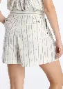 short-estampado-con-franjas-y-detalle-de-pinzas (1).webp