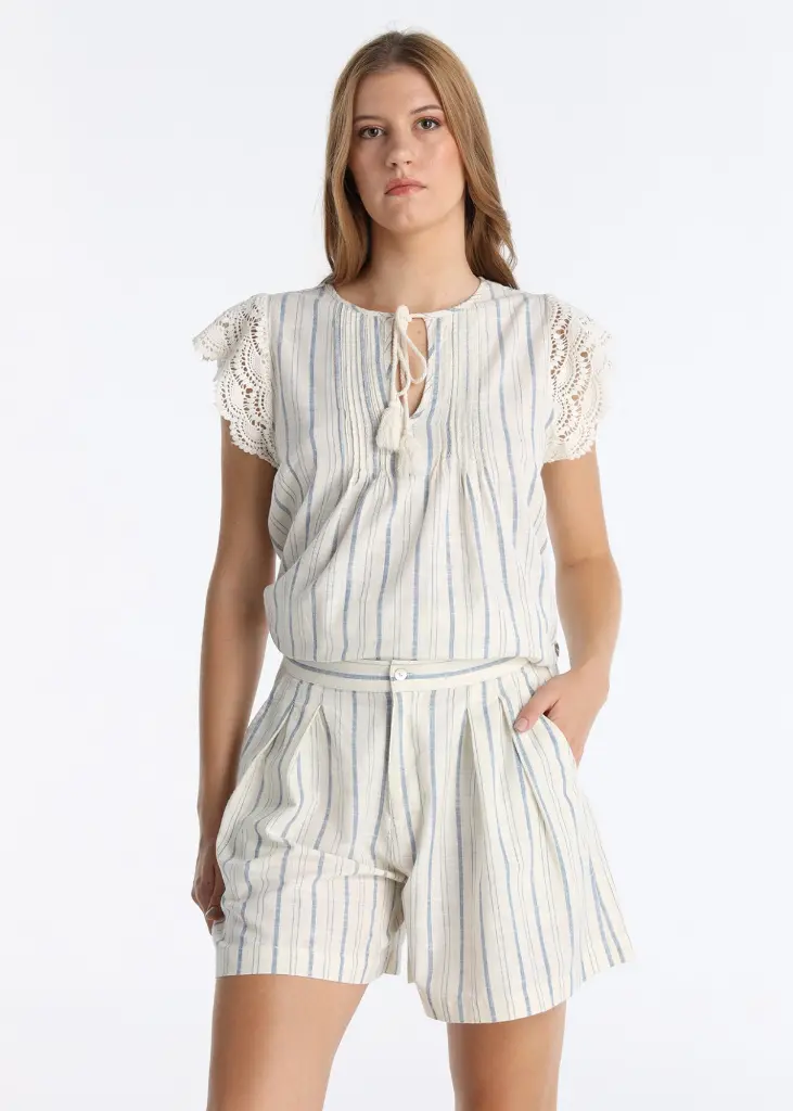 short-estampado-con-franjas-y-detalle-de-pinzas.webp