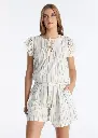 short-estampado-con-franjas-y-detalle-de-pinzas.webp