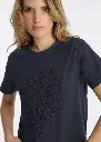camiseta-azul-con-bordado-especial-y-detalle-de-tull (2).webp