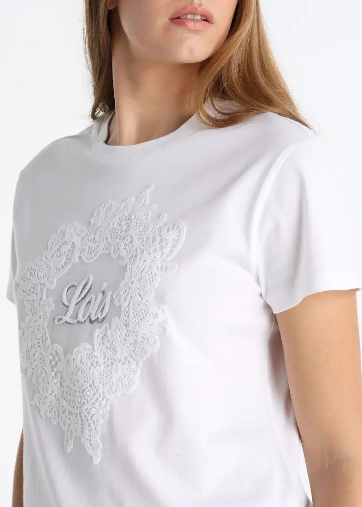 camiseta-blanca-con-bordado-especial-y-detalle-de-tull (1).webp