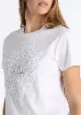 camiseta-blanca-con-bordado-especial-y-detalle-de-tull (1).webp