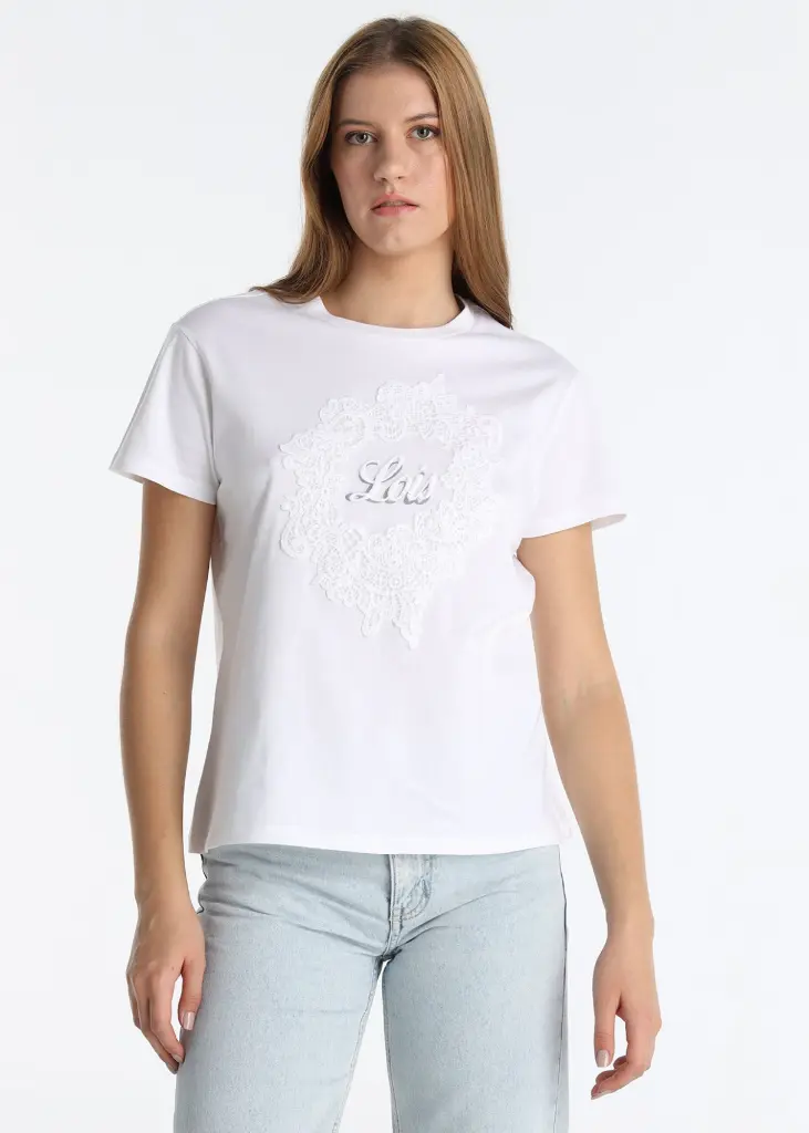 camiseta-blanca-con-bordado-especial-y-detalle-de-tull.webp