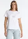 camiseta-blanca-con-bordado-especial-y-detalle-de-tull.webp