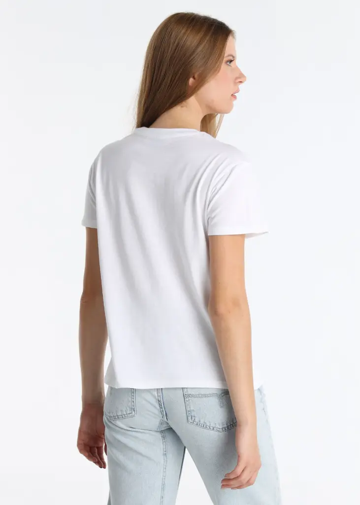 camiseta-blanca-con-bordado-especial-y-detalle-de-tull (2).webp