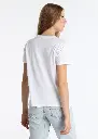 camiseta-blanca-con-bordado-especial-y-detalle-de-tull (2).webp