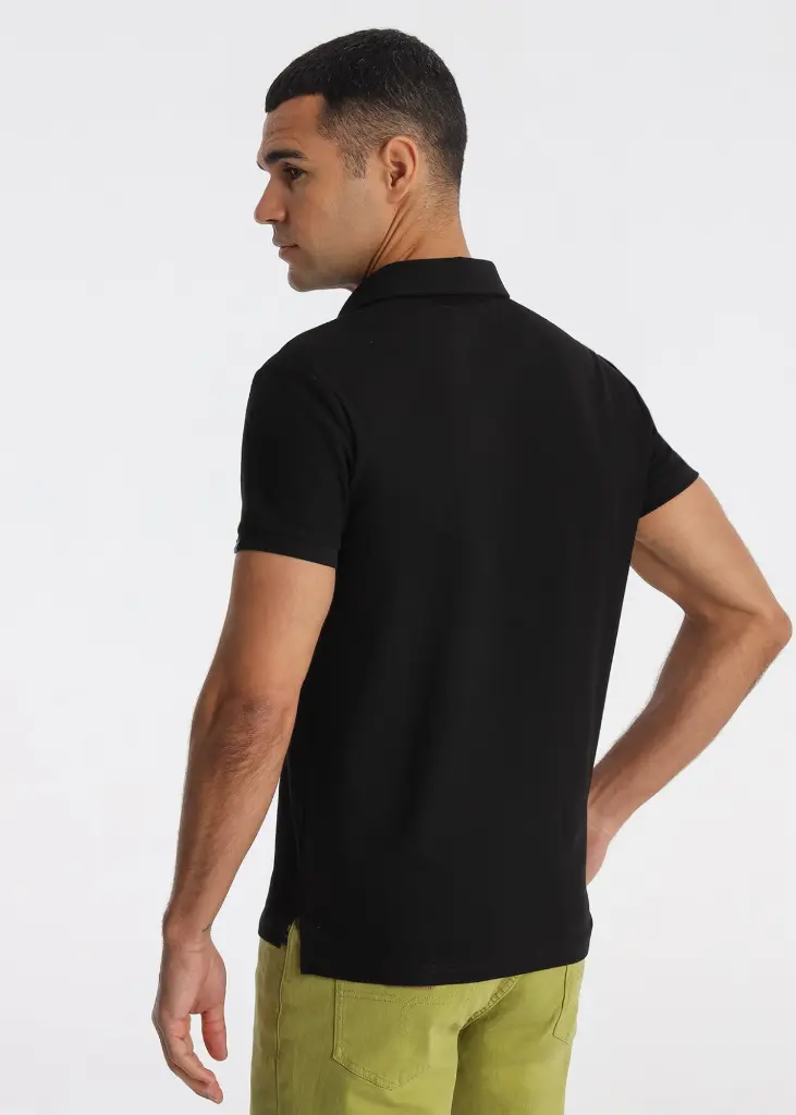 polo-de-algodon-mercerizado-con-bordado-en-pecho-negro (1).webp