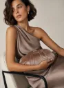 cluth fruncido taupe con cadena